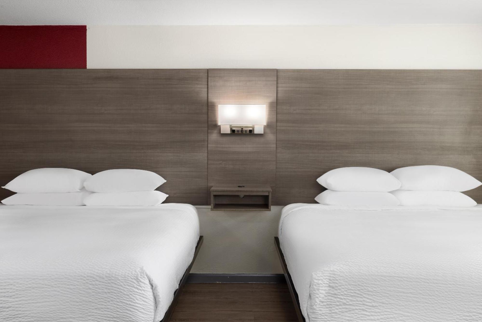 Мотель Ramada By Wyndham Medford Airport North Экстерьер фото