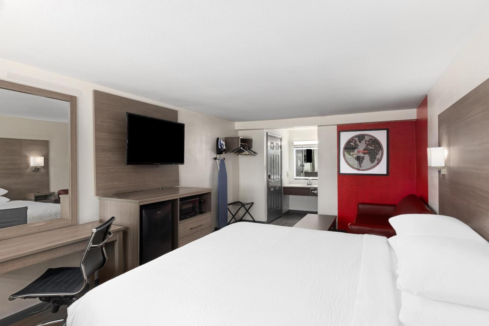 Мотель Ramada By Wyndham Medford Airport North Экстерьер фото