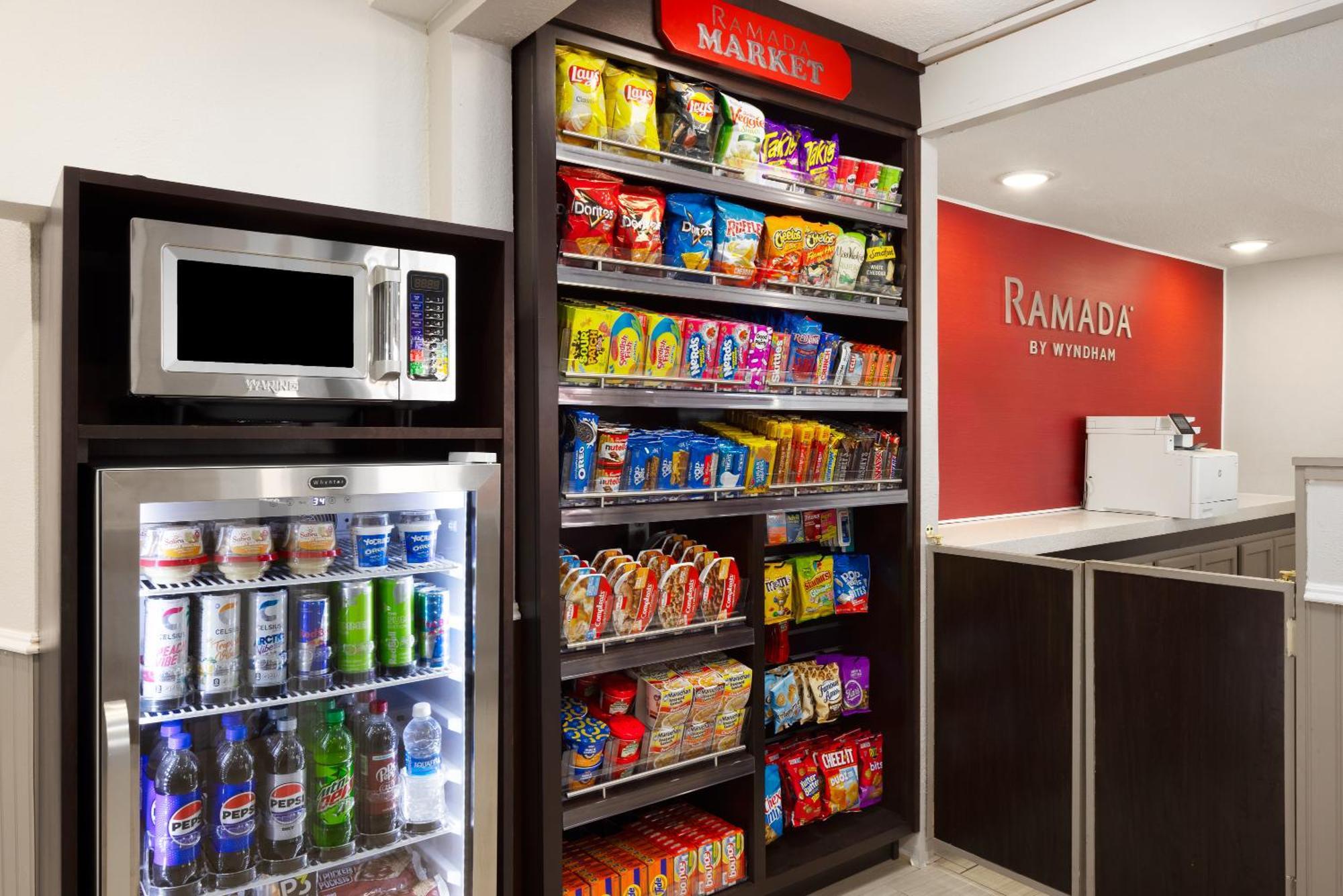 Мотель Ramada By Wyndham Medford Airport North Экстерьер фото
