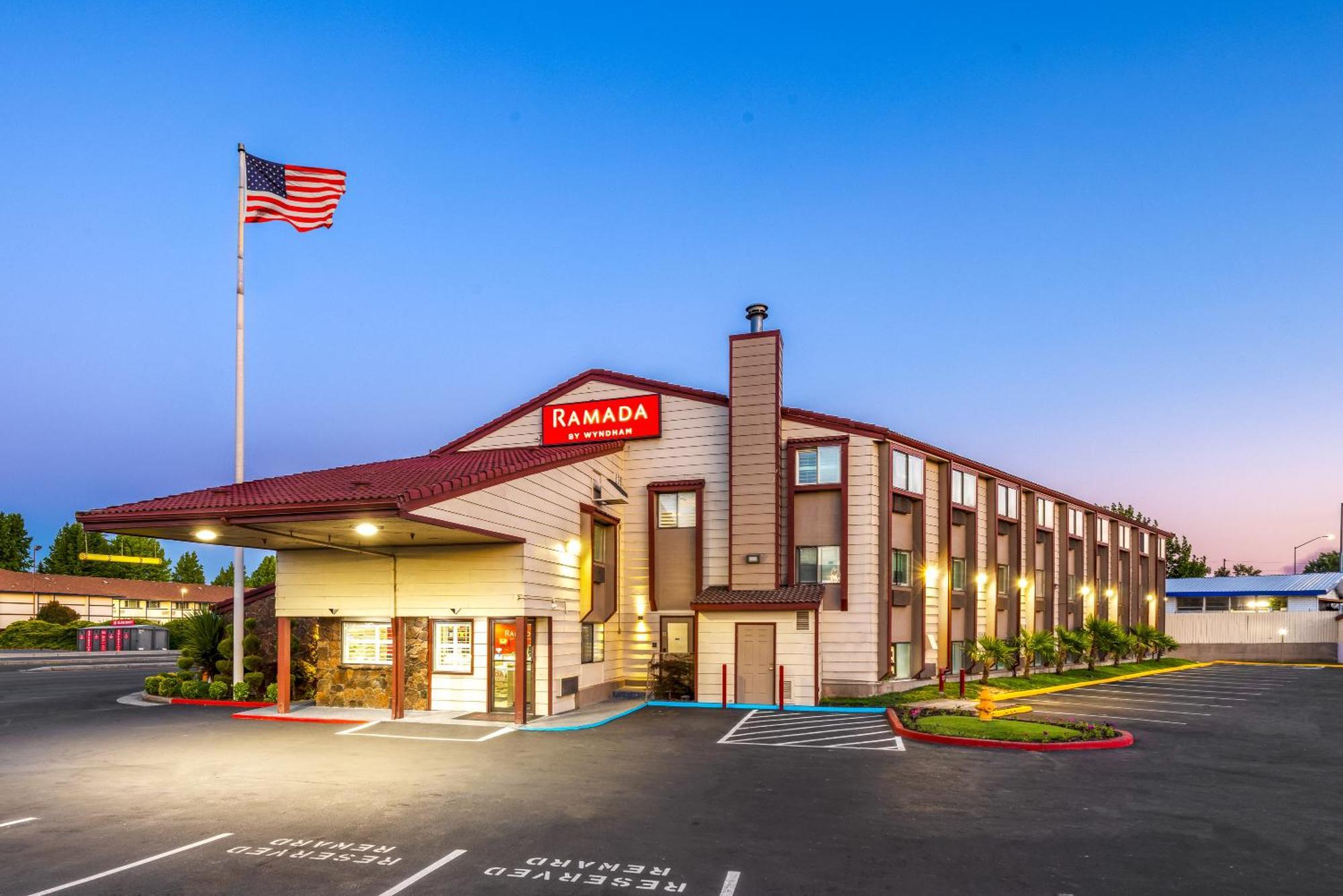 Мотель Ramada By Wyndham Medford Airport North Экстерьер фото