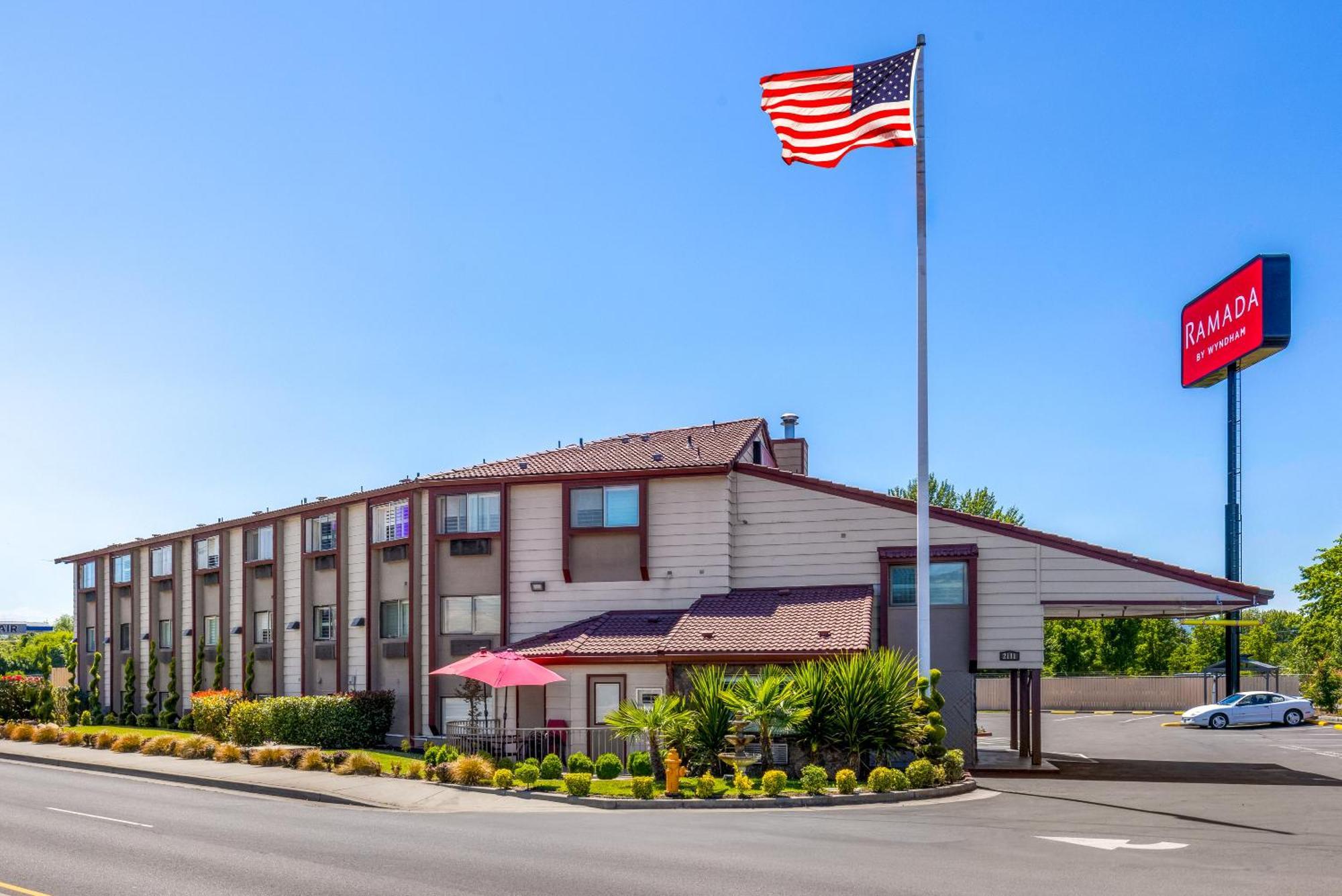 Мотель Ramada By Wyndham Medford Airport North Экстерьер фото