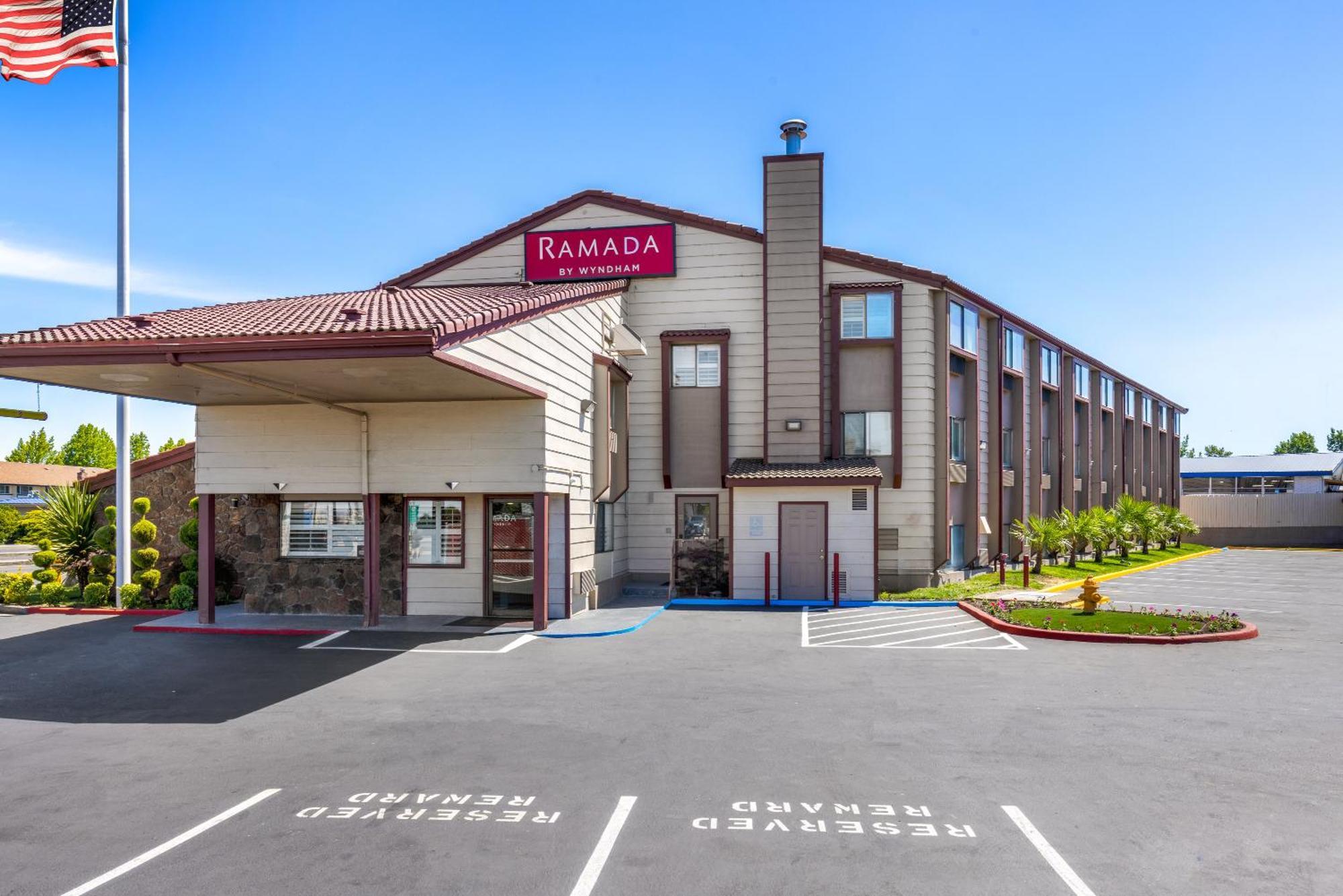 Мотель Ramada By Wyndham Medford Airport North Экстерьер фото