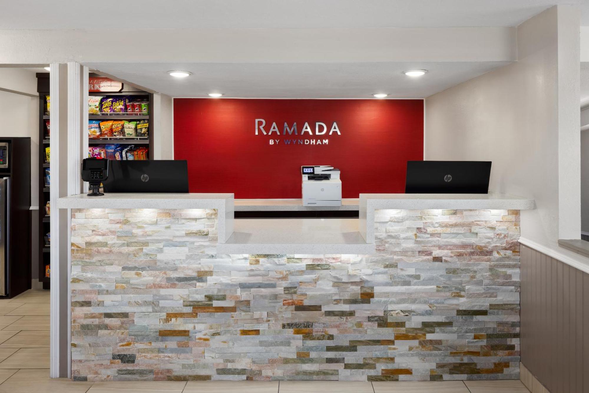 Мотель Ramada By Wyndham Medford Airport North Экстерьер фото