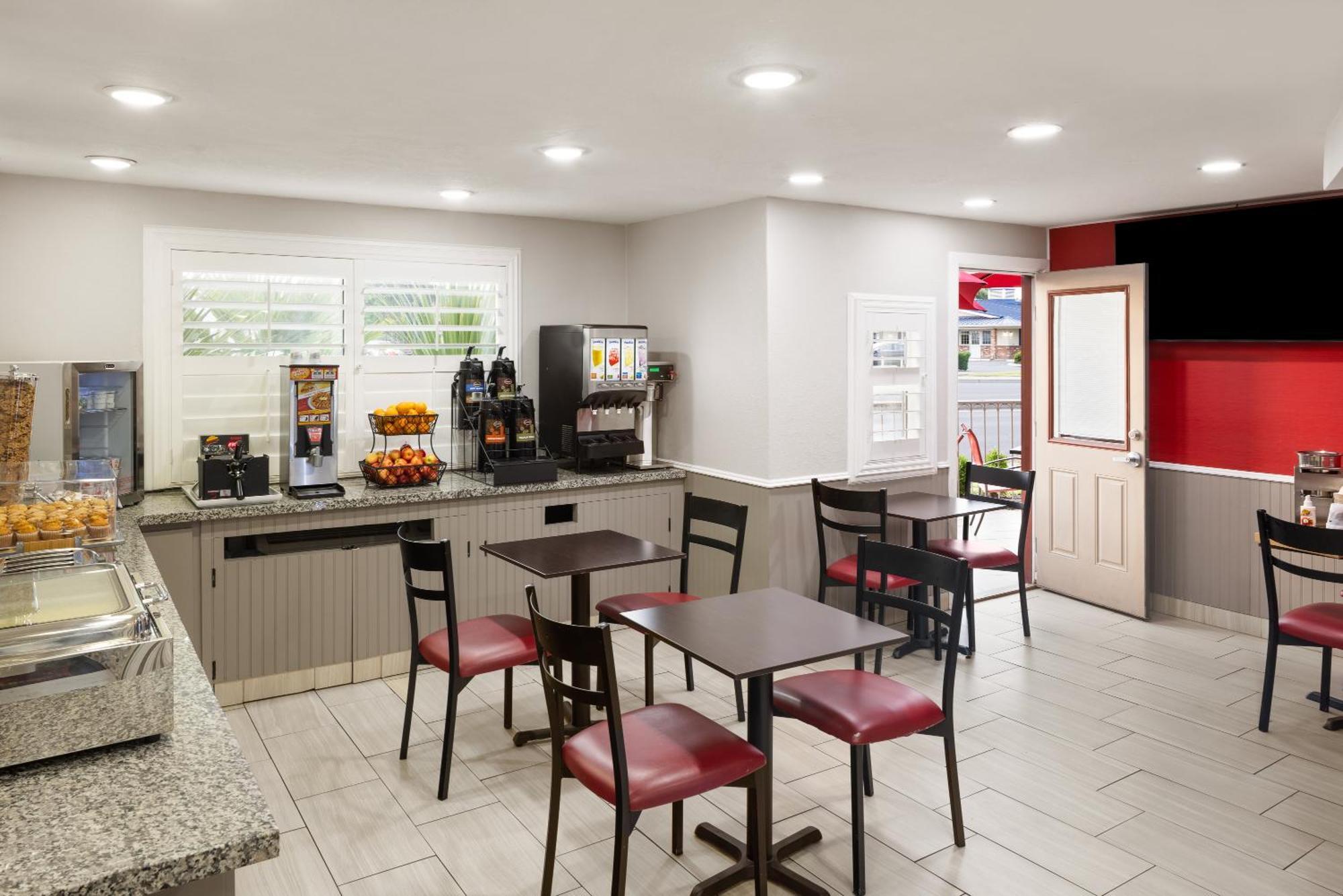 Мотель Ramada By Wyndham Medford Airport North Экстерьер фото