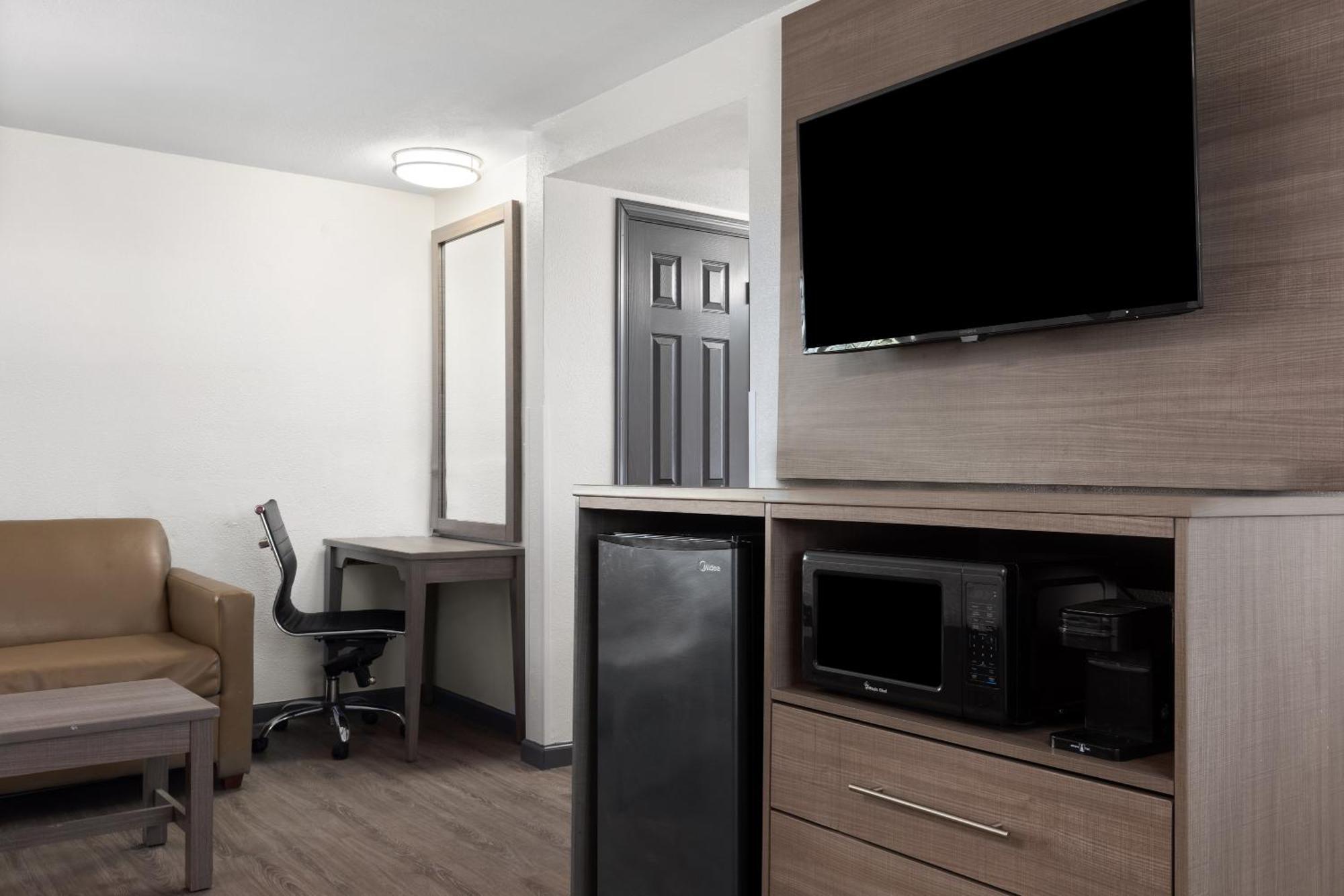 Мотель Ramada By Wyndham Medford Airport North Экстерьер фото