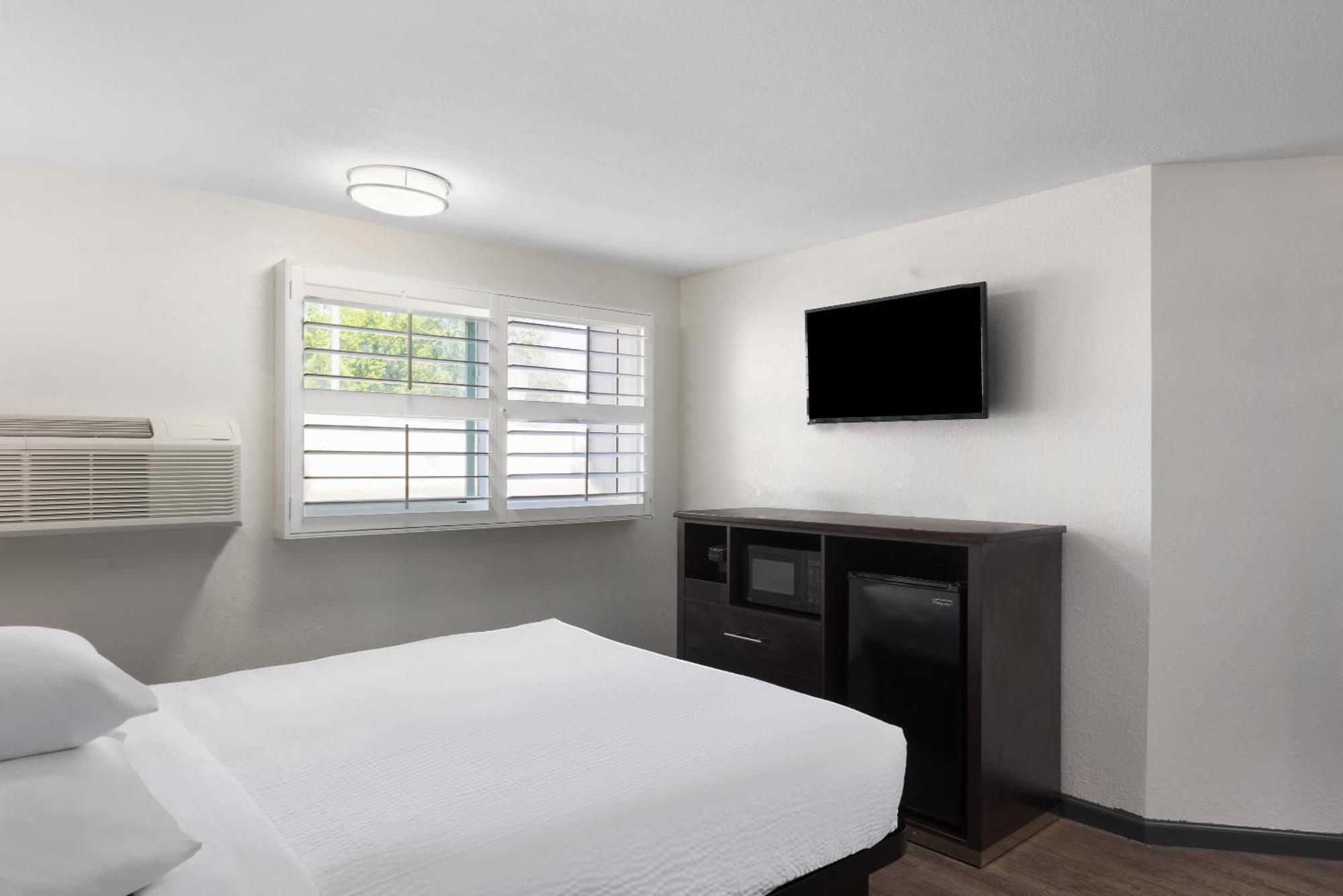 Мотель Ramada By Wyndham Medford Airport North Экстерьер фото