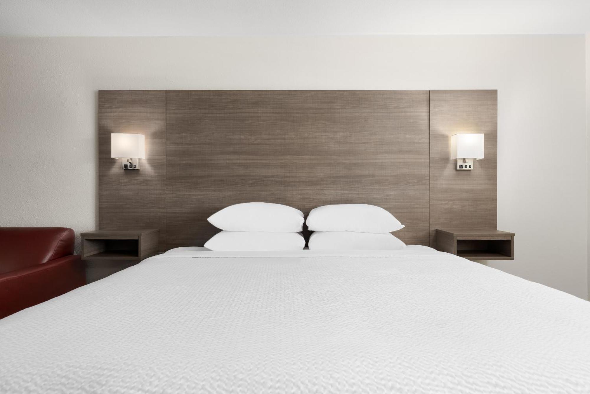 Мотель Ramada By Wyndham Medford Airport North Экстерьер фото