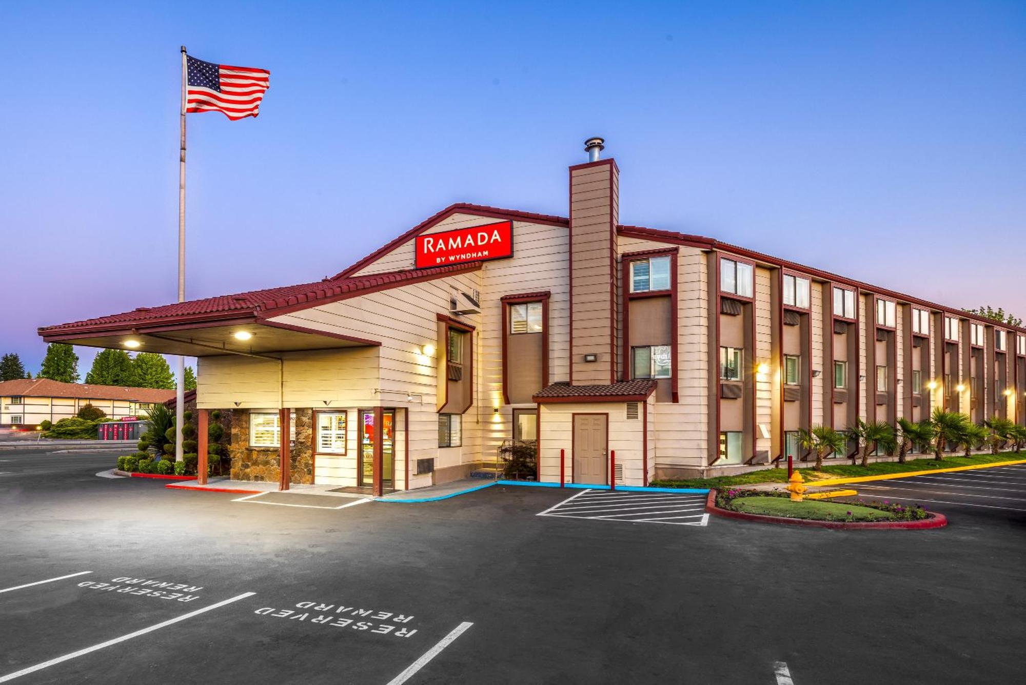 Мотель Ramada By Wyndham Medford Airport North Экстерьер фото