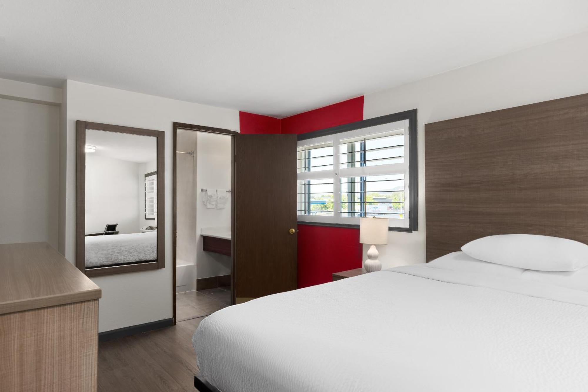 Мотель Ramada By Wyndham Medford Airport North Экстерьер фото