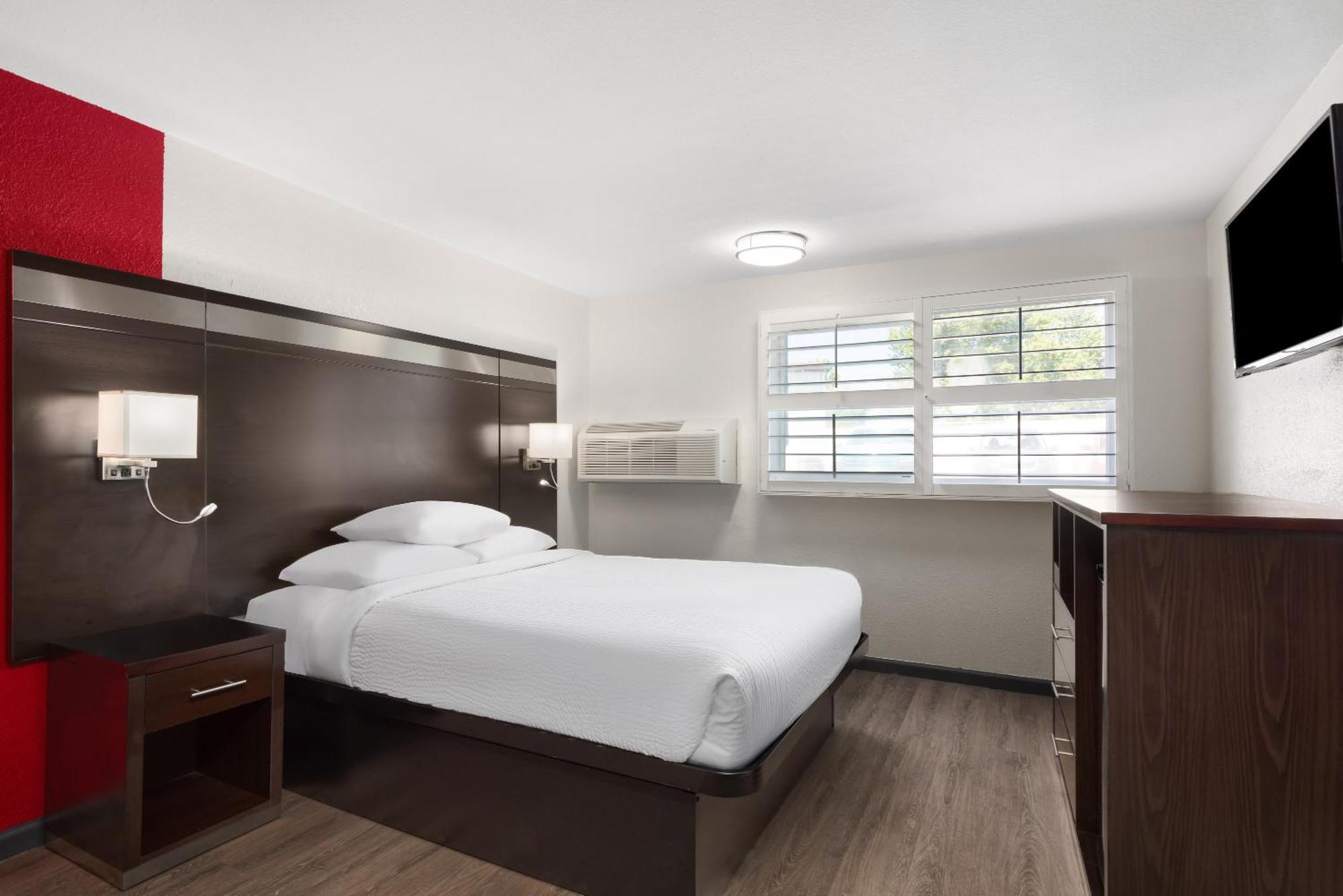 Мотель Ramada By Wyndham Medford Airport North Экстерьер фото