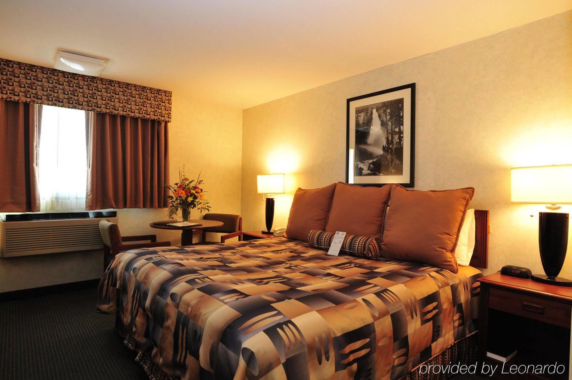 Мотель Ramada By Wyndham Medford Airport North Номер фото