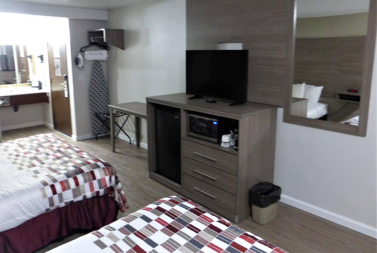 Мотель Ramada By Wyndham Medford Airport North Экстерьер фото