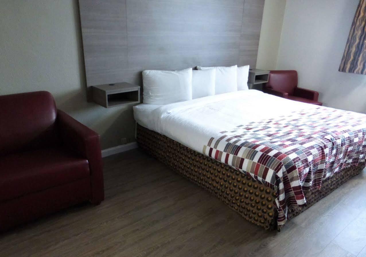 Мотель Ramada By Wyndham Medford Airport North Экстерьер фото