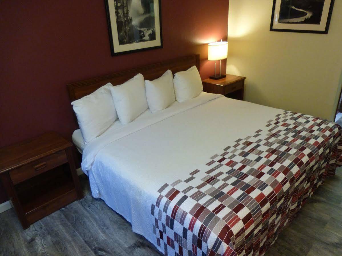 Мотель Ramada By Wyndham Medford Airport North Экстерьер фото