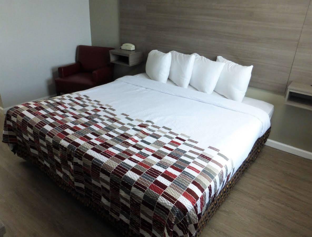 Мотель Ramada By Wyndham Medford Airport North Экстерьер фото