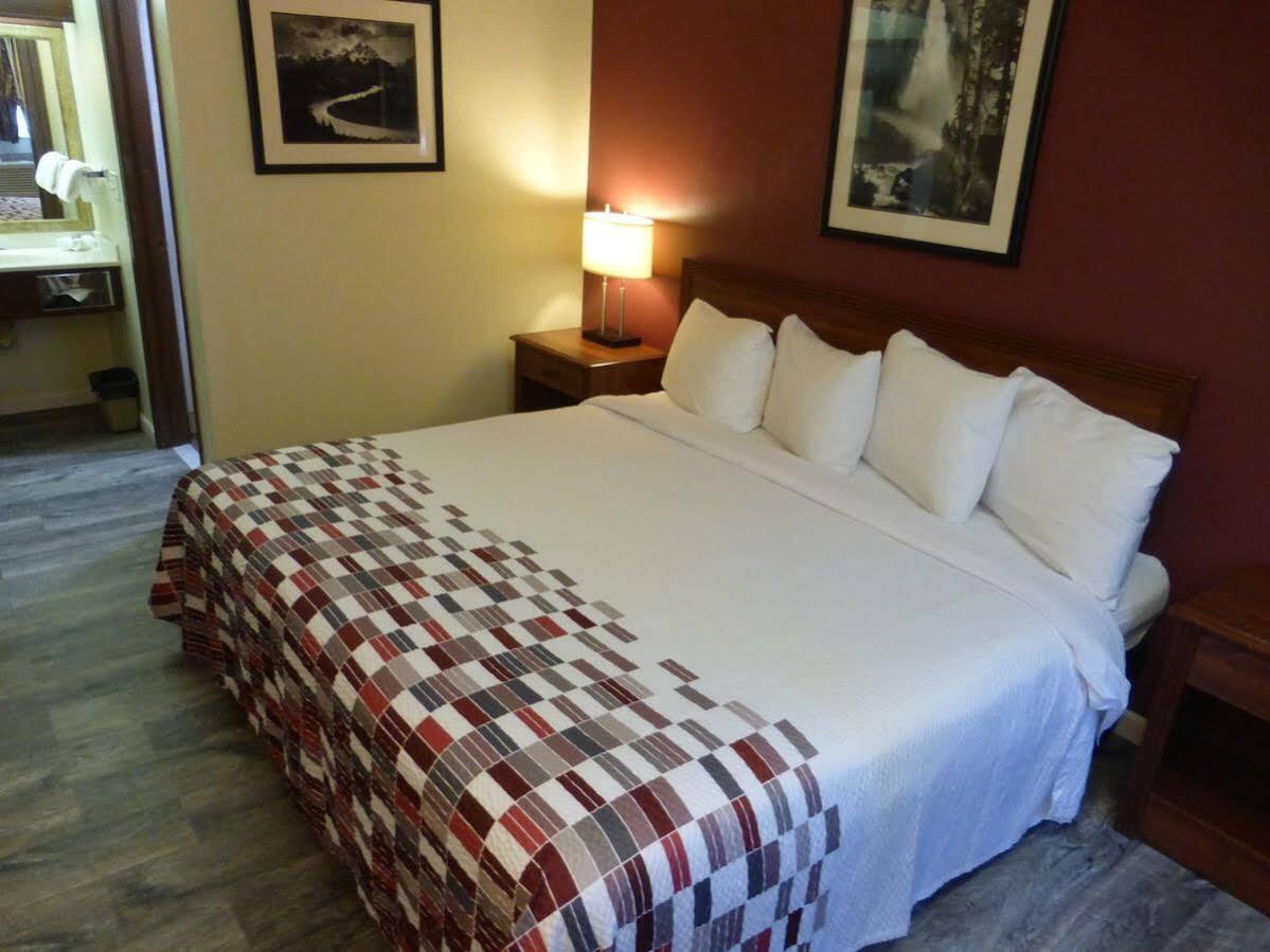 Мотель Ramada By Wyndham Medford Airport North Экстерьер фото